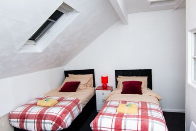 Leeds City Centre House Sleeps 8 Comfortably