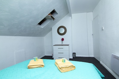 Leeds City Centre House Sleeps 8 Comfortably