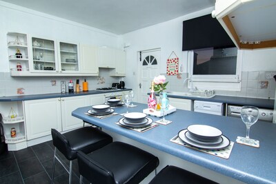 Leeds City Centre House Sleeps 8 Comfortably