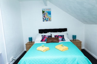 Leeds City Centre House Sleeps 8 Comfortably