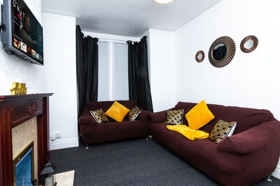 Leeds City Centre House Sleeps 8 Comfortably