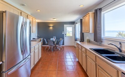 Large Oceanfront House with Hot Tub!