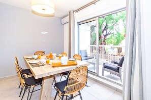 L'espace repas et le salon extérieur sur la terrasse