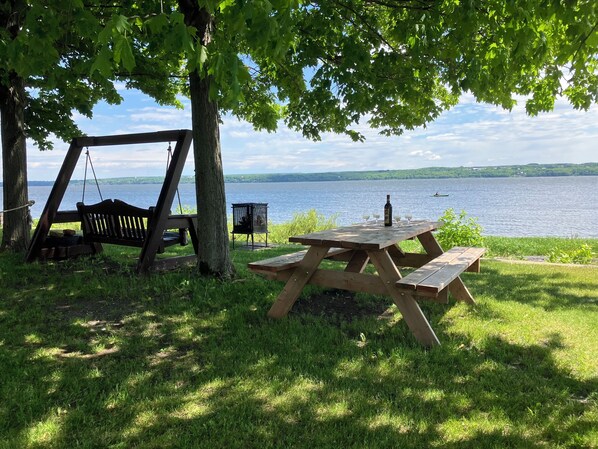 Prendre un petit apéro au bord du Fleuve aux grandes eaux. 