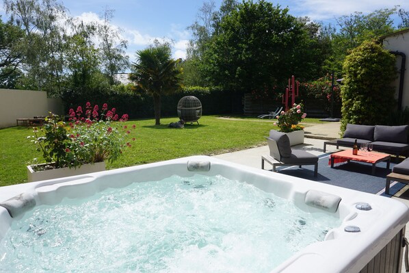 Outdoor spa tub