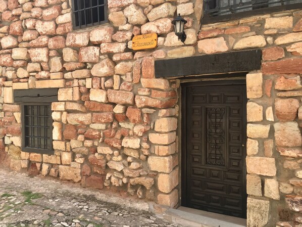 Puerta de acceso a Casa Rural Bracamonte