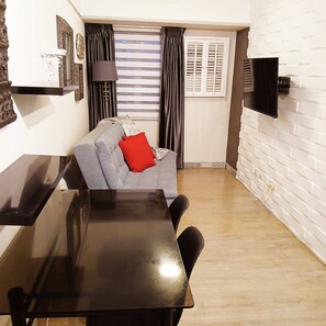 The living room with sofa bed and TV with Netflix.