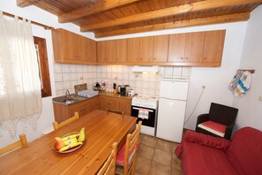 Nikolas House Afionas Corfu- Kitchen and dining area