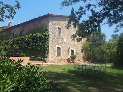 Authentic Catalan farmhouse for 16 to 24 people. Garden with pool, barbecue, ..