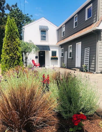 Half-Pint Farmhouse in Historic Downtown McMinnville