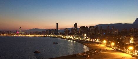 Couché de soleil vue de la chambre, vue sur le port, la mer et la montagne...