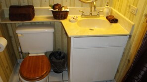 Full-size Bath & Shower with new Towels throughout.
