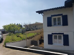 Vue sur la cour et le jardin