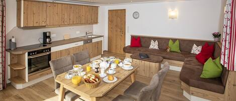 (4) Ferienwohnung für 1-4 Personen (63 qm, OG)-Wohn- und Essbereich