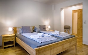 Ferienwohnung Herzogenhorn, EG, 73qm, 2 Schlafzimmer, max. 6 Personen (4 Erwachsene)-Schlafzimmer 1