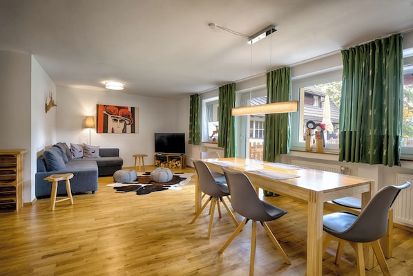 Ferienwohnung Herzogenhorn, EG, 73qm, 2 Schlafzimmer, max. 6 Personen (4 Erwachsene)-Wohn- Essbereich