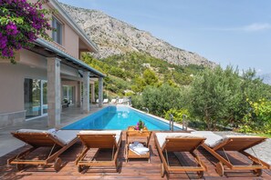 40 sqm Heated private pool with hydro massage