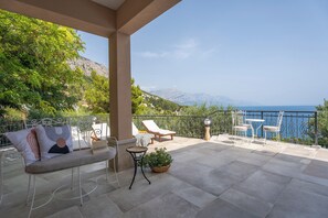 500m far from the beach, and within walking distance of a restaurant
