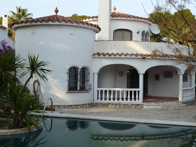Freistehende Villa mit grossem Pool für 8 Personen