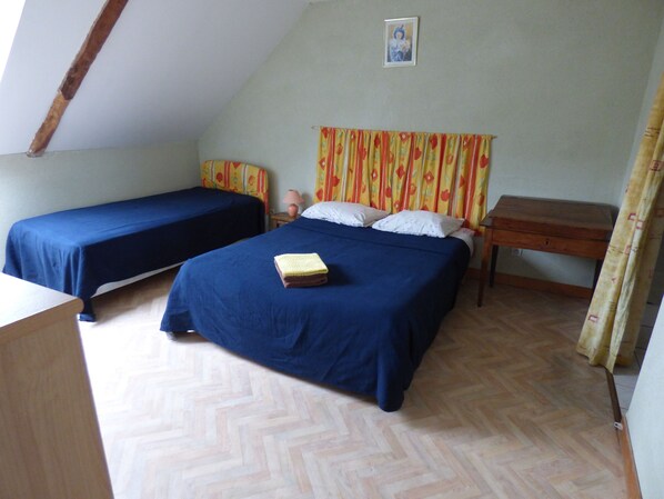 Hortensia Chambre 1 lit double 1lit simple N° 3 wc douche lavabo privatif