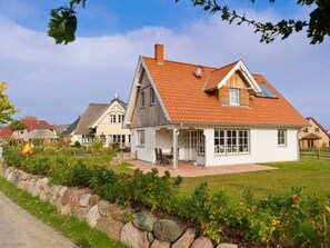 Ruhe-Insel Ferienhaus - Blick auf das Haus und das Grundstück