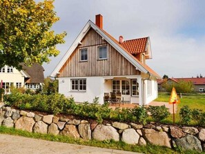 Ruhe-Insel Ferienhaus - Blick auf das Haus und das Grundstück