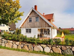Ruhe-Insel Ferienhaus - Blick auf das Haus und das Grundstück
