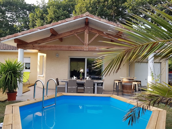 Piscine semi enterrée avec alarme  donnant sur la terrasse 