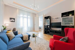 Living room with extendable sofa