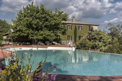 Celebración histórica con una maravillosa piscina cerca de Siena, Toscana, Italia
