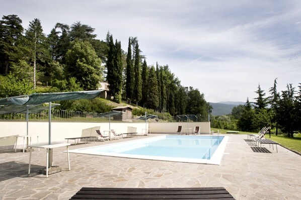 Swimming Pool, Property, Tree, Composite Material, Tile, Concrete, Rectangle, Garden, Villa, Yard