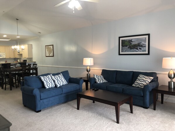 Beautiful living rm with vaulted ceilings 