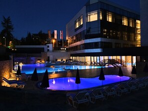 Vista frontal de la propiedad por la tarde o noche
