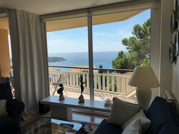 3 bedroom apartment with spectacular views, 200 meters from Sant Pol beach