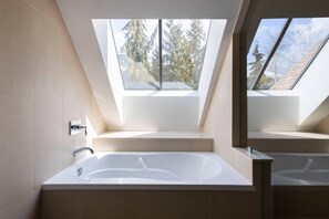 Primary Ensuite w/ Bathtub & Beautiful Skylight