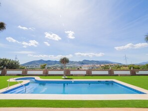 Enjoy the private pool of this Villa in Cártama