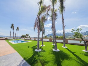 Enjoy the private pool of this Villa in Cártama