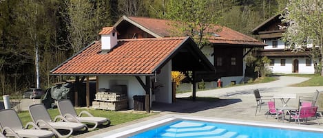 Pool mit Liegen und Grillplatz
