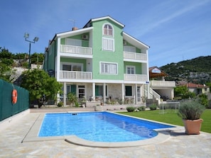 Villa Solo front