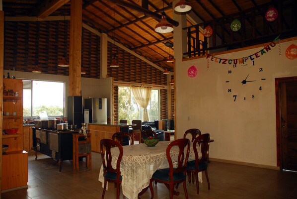 Un espacio amplio entre la cocina, sala y comedor
