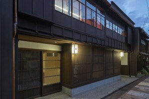 施設の正面 (日没後)