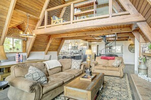 Interior | Open Floor Plan | Free WiFi