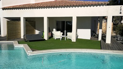 Terrasse accessible depuis salon avec vue piscine puis mer 