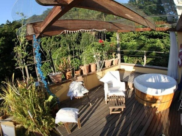 Outdoor spa tub