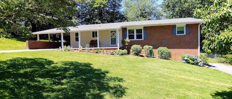 Welcome to my home! Located on a very quiet street close to shopping, restaurants, grocery stores, East Tennessee State University and a full service hospital.