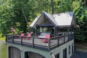 Come Enjoy & Relax on top of the Boathouse.
