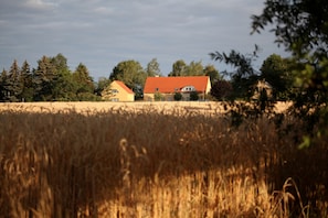 Das Landhaus Arcadia, links das Gäste.Haus 