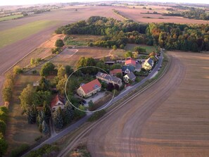 Lage: in weiter Landschaft, nur 400 vom Dorfkern - noch ohne Gäst.Haus