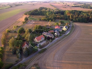 Lage: in weiter Landschaft, nur 400 vom Dorfkern - noch ohne Gäst.Haus