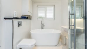 Twigs Sitting Bathroom - StayCotswold